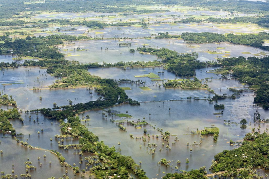 Vietnamese Flood Survivors Seek Shelter